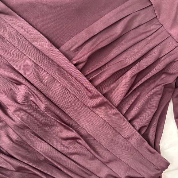 Express Body Contour Ruched Top - Picture 2 of 3